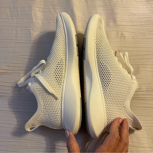 Vivaia Urban mesh sneakers off white beige slip on size 40 US women 9, men 7.5 - Picture 7 of 12